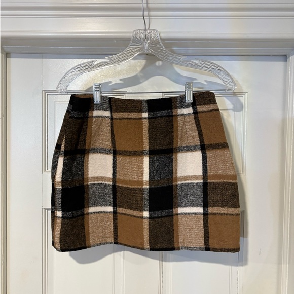Elegant Plaid Mini Skirt in Tan and Black - Picture 3 of 7
